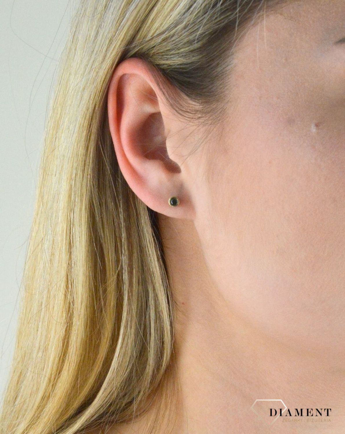 Złote kolczyki z czarna cyrkonią KL 382C. Złote kolczyki wkrętki. Złote kolczyki delikatne. Złote kolczyki minimalistyczne. Złote kolczyki z cyrkonią. Złote kolczyki damskie. Kolczyki wkrętki dziecięce..jpg